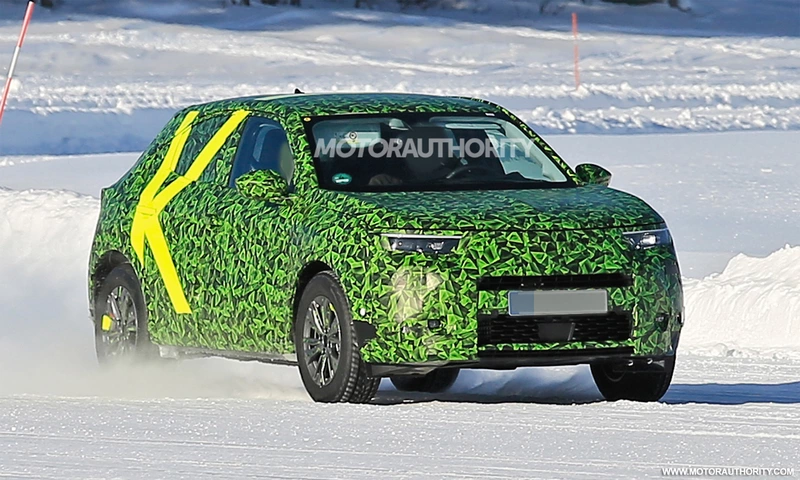 A spy shot of the 2021 Opel Mocca.