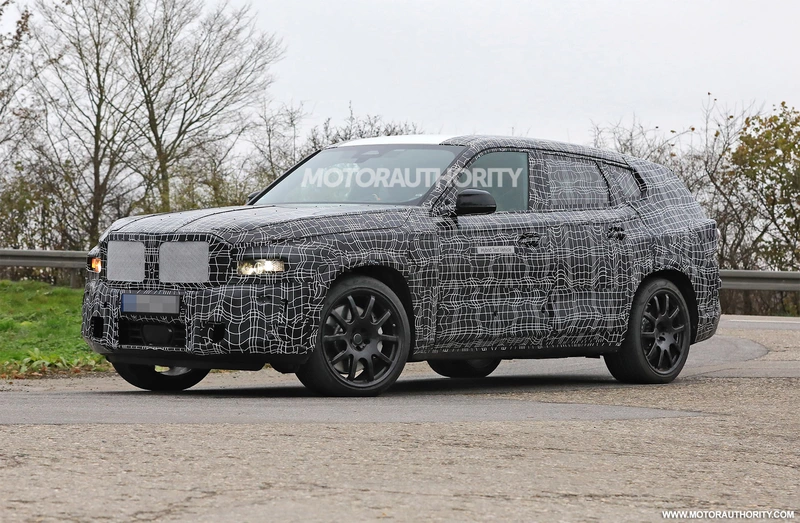 Spy shots of the 2023 BMW X8: the flagship SUV is on its way out