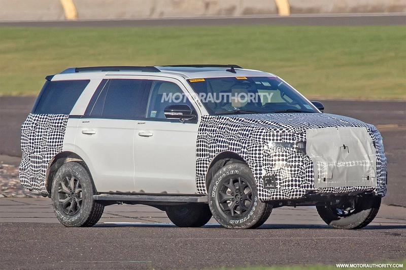 Ford Expedition 2022 spy shot: new interior of the SUV.