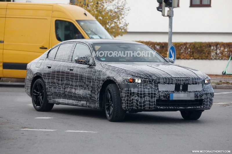 2024 BMW 5 Series spy shots and video: the popular sedan will be slimmer in the next version