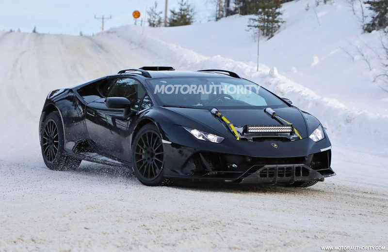 2023 Spy shots and video of the Lamborghini Huracán Stellato: a supercar with high performance.