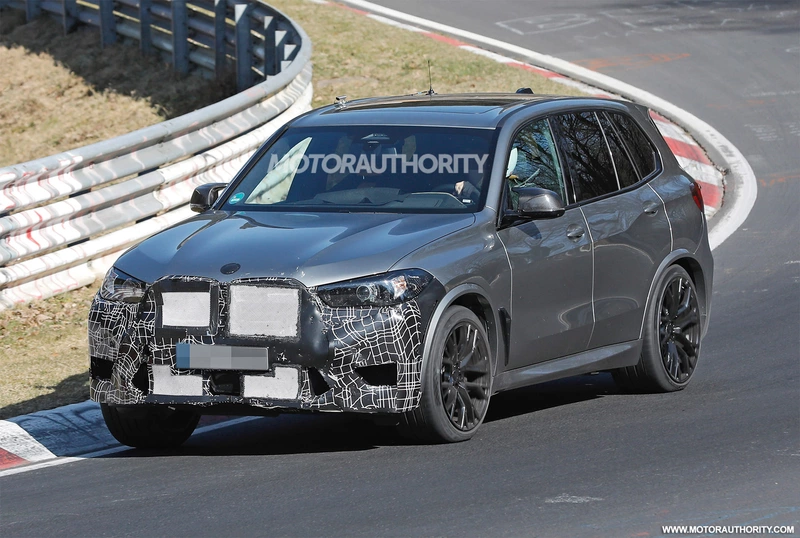 2023 BMW X5 M Spy Shot: a mid-cycle update is planned.