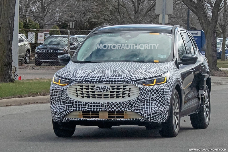 Spy shots and video of the 2023 Ford Escape: a major facelift is underway